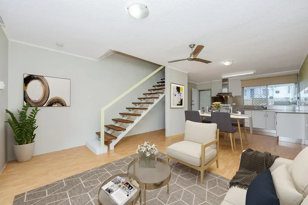 SPACIOUS TOWNHOUSE - WALKING DISTANCE TO SHOPS!