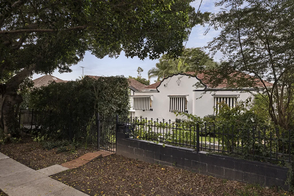 Ashgrove 4침실 Timeless Art Deco Charm Amid a Leafy Ashgrove Setting
