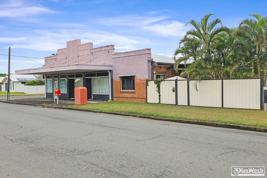 West Rockhampton 2침실 SPACIOUS BRICK RESIDENCE WITH SHOP AREA - LARGE COLOURBOND SHED AND EXTRA HIGH CARPORT.