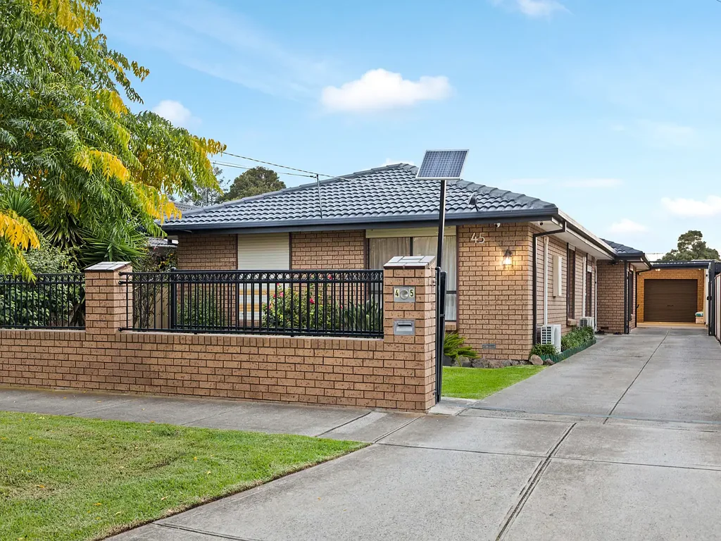 Deer Park 4침실 Family Home with Space, Security & Convenience