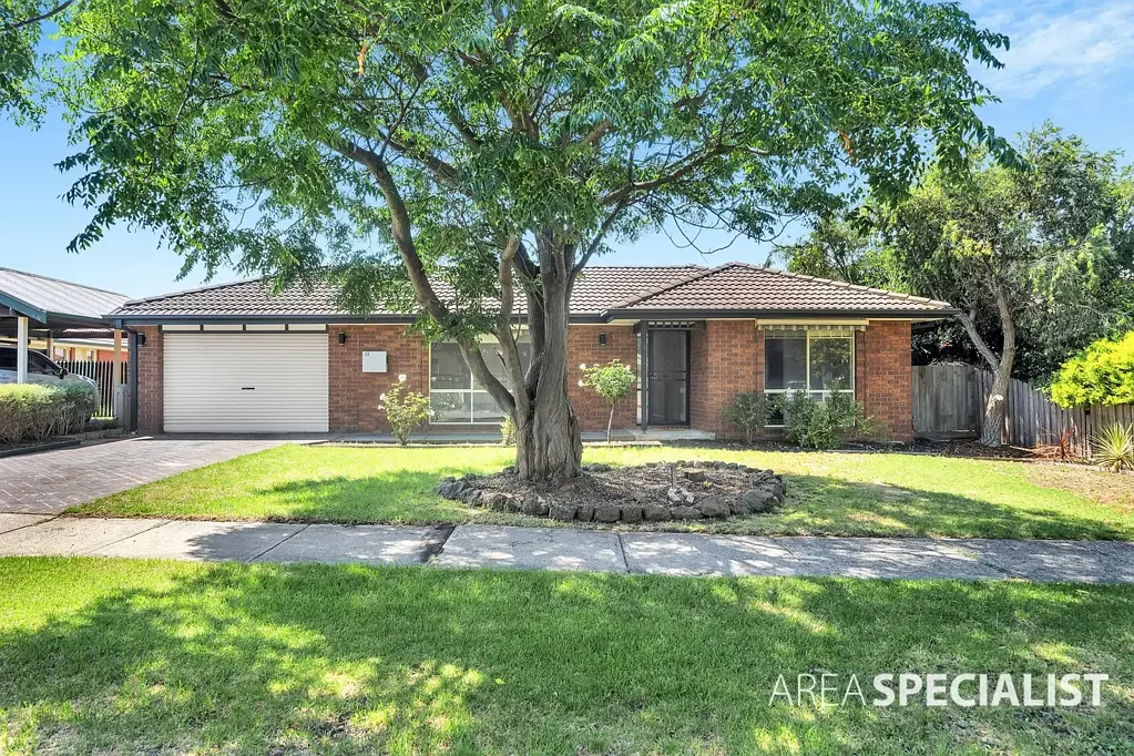 Modern Family Living at 113 Waverley Park Drive, Cranbourne North!