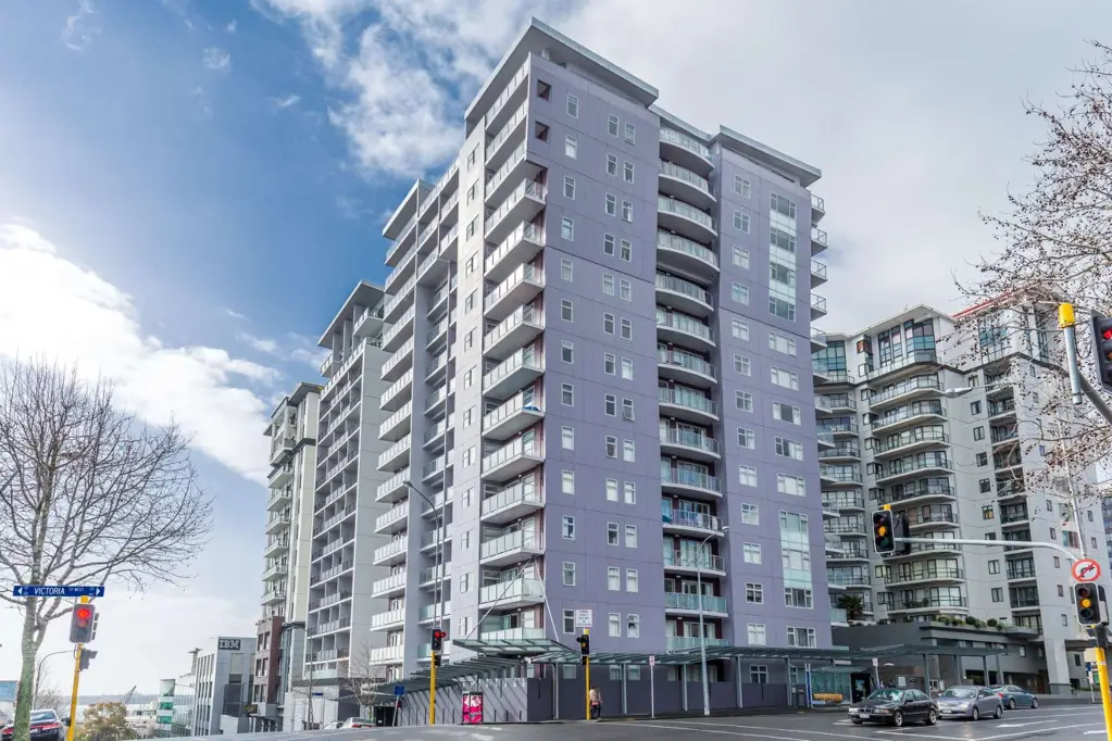 A spacious and bright two-bedroom and one-bathroom apartment located in the city centre.