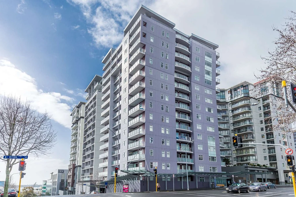 A spacious and bright two-bedroom and one-bathroom apartment located in the city centre.
