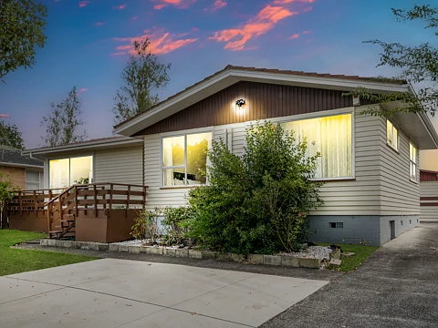Pakuranga Heights 4房  Urgent Sale: Beautifully Renovated 4-Bedroom Home!