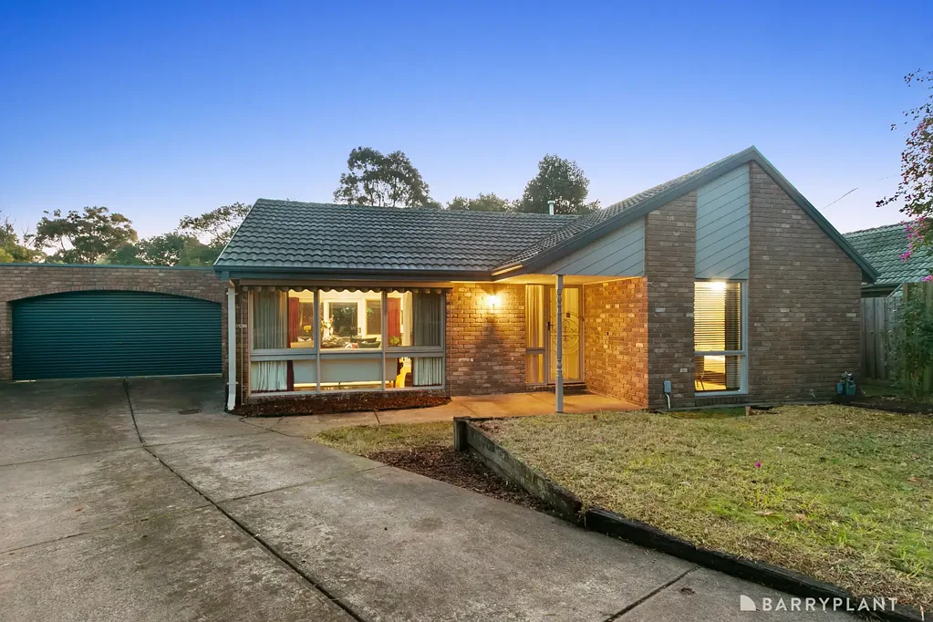 Wantirna South 4Moenga Indoor-outdoor entertainer, walk to Westfield Knox.