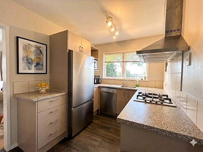 Cosy, Sunny & Close to Town!