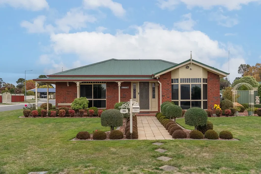 Perth 3房  Versatile family home with large workshop/garage space, multiple living areas and enclosed alfresco