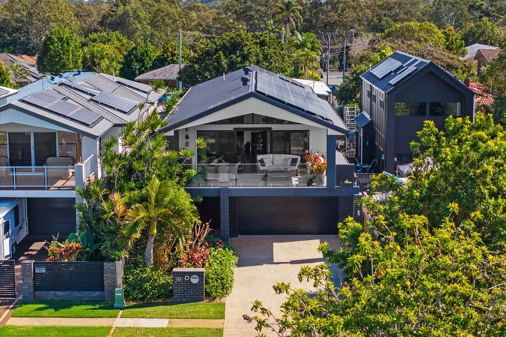 Ormiston 4房 高架海滨生活，坐拥迷人景色与灵活双层居住空间 Elevated Waterfront Living with Stunning Views & Dual Living Flexibility