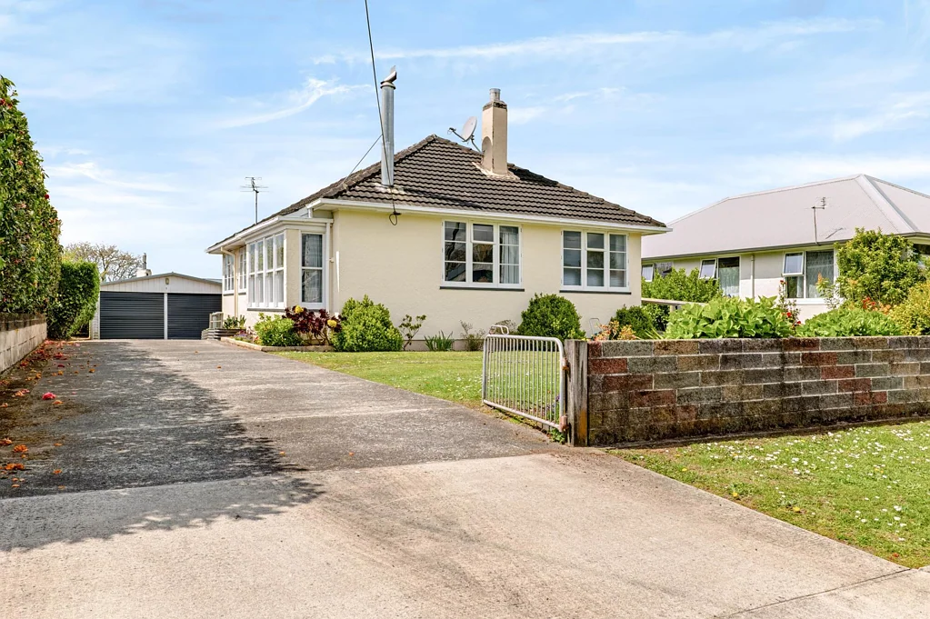 Stratford 3 Bedroom 4 Car Garaging and A Warm Home