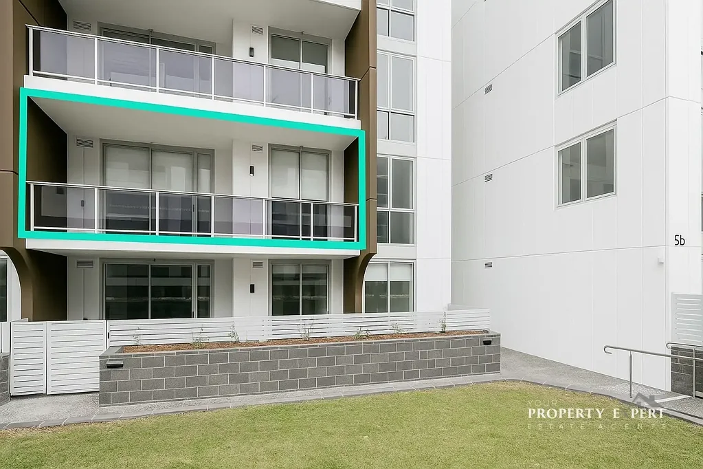 Modern and near new spacious apartment!