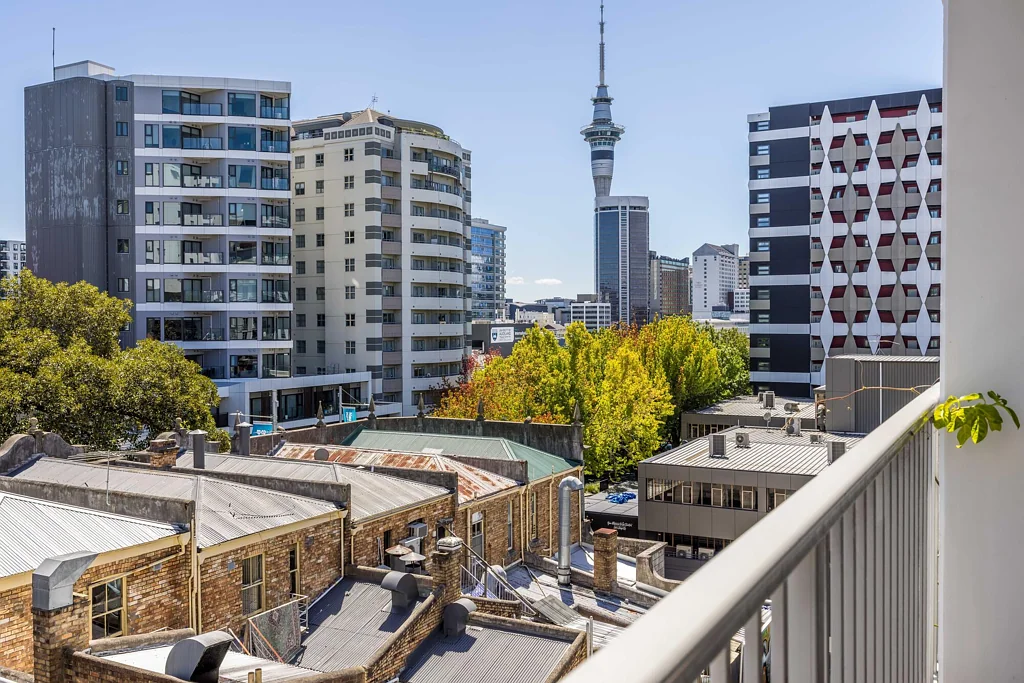 Auckland Central 2Zimmer Drive or Train-The Choice is Yours