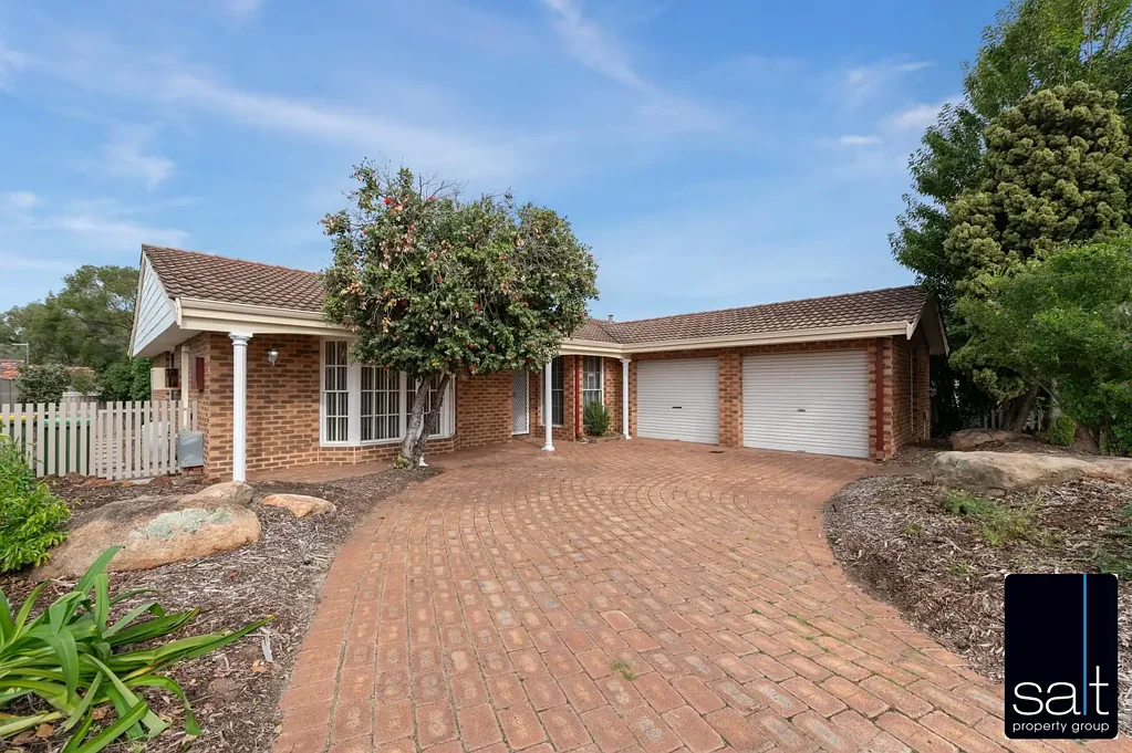 FANTASTIC FAMILY HOME! APPLECROSS HIGH SCHOOL CATCHMENT ZONE!