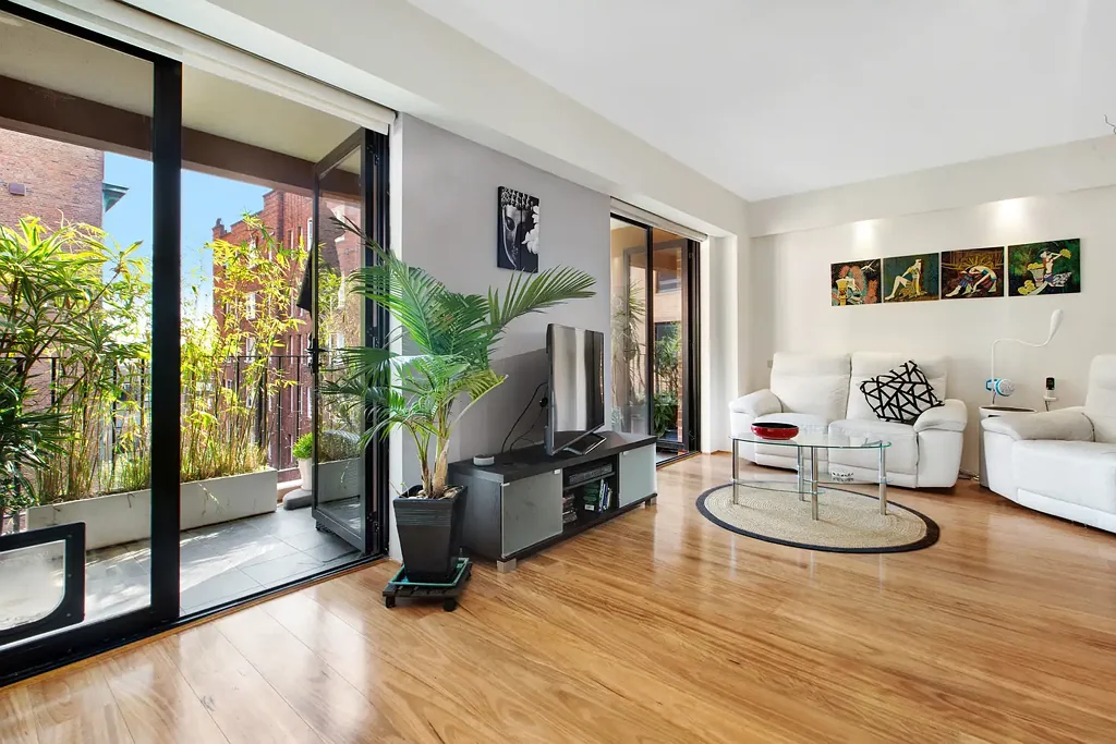 Iconic Rex living with north-facing outlook