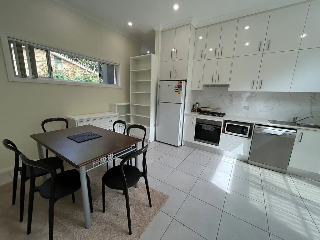 Homely 1-Bedroom Granny Flat / Outstanding Transport Convenience