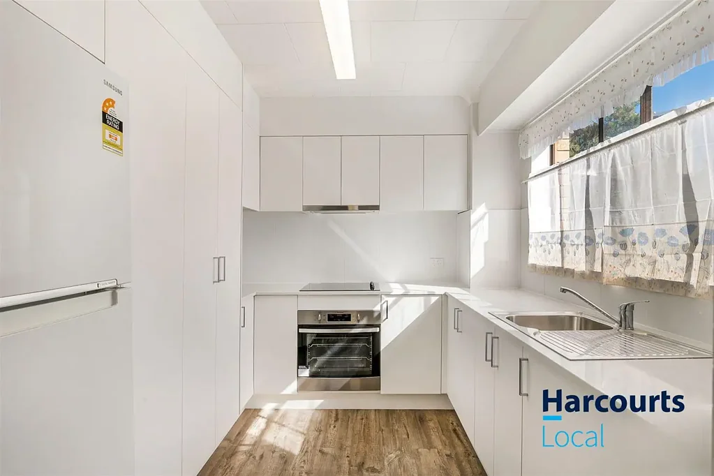Indooroopilly 2कमरा Rare double storey Unit in quite, convenient locale.