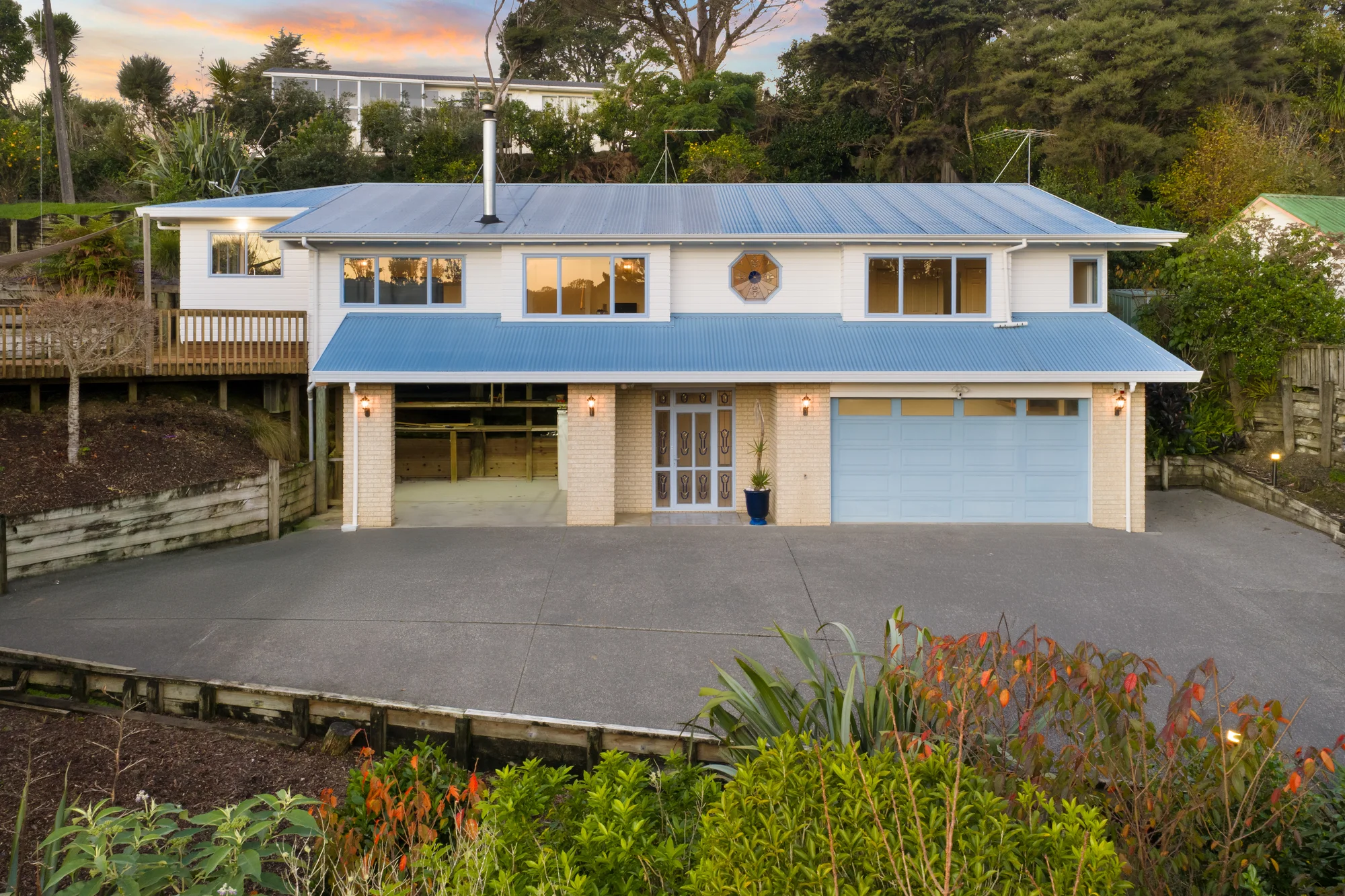 Waitakere 3房 Big on Space, Big on Views, Big on Value