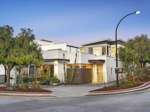 City Beach 3 Bedroom PALM SPRINGS INSPIRED DOWNSIZER OPPOSITE PARKLAND