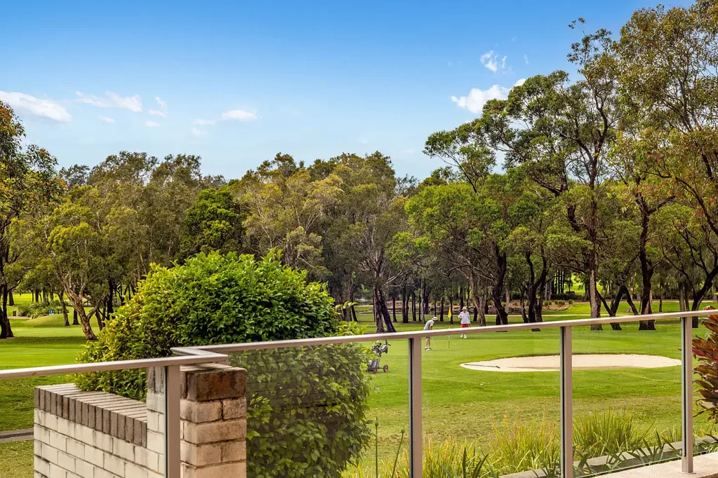 Sensational 2 bed apartment overlooking Golf Course