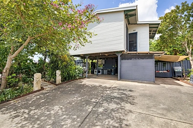 Karama 3chambre ELEVATED TROPICAL OASIS ON A LUSH CORNER PARADISE