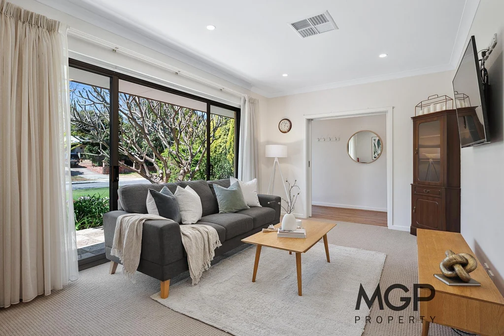 43 Redwood Crescent, Melville, WA 6156