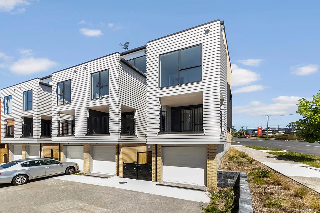 Hobsonville 3Moenga All Offers Welcome - Motivated Owner Must Sell