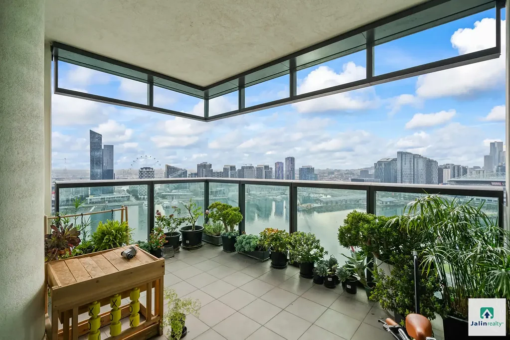 Docklands 2房 墨尔本水滨奢华 2卧2浴 尽享升级生活 投资盈利机遇 Experience Tranquil Living: Stunning, Uninterrupted Waterview