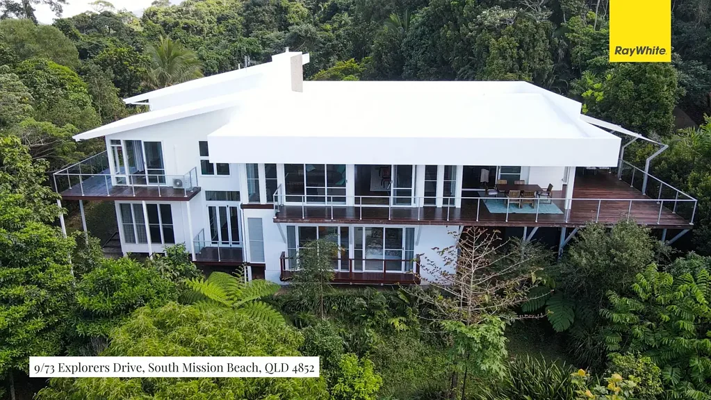 South Mission Beach 4 Bedroom 'Bedarra Vista' - Executive Home in Lugger Bay, Tropical NQ