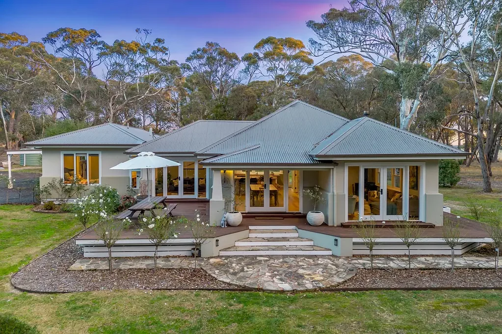 Woodend 4 Bedroom Modern Country Retreat with Breathtaking Mountain Views