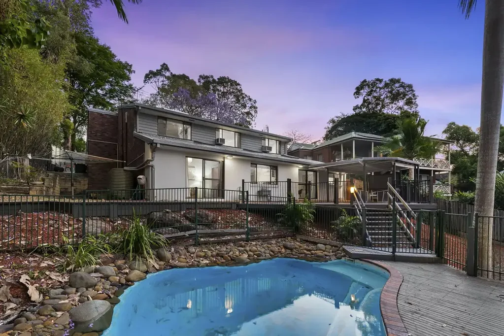 Fig Tree Pocket 5ਬੈੱਡਰੂਮ Architect-Designed Family Oasis with Mount Coot-Tha Views and Resort-Style Pool