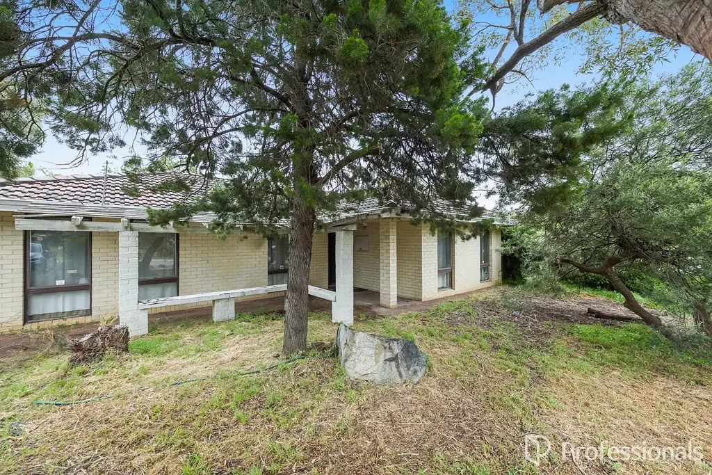 Forrestfield 4બેડરૂમ 11 Wandoo Road, Forrestfield - Renovators Delight with Endless Potential