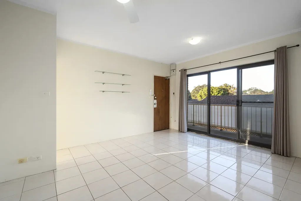 Neat & Tidy Two Bedroom Beachside Unit!
