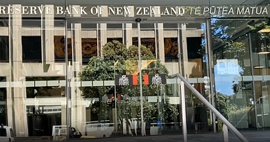 吵翻了！新西兰央行下调房价预期引发争议，经济学家质疑复苏策略！