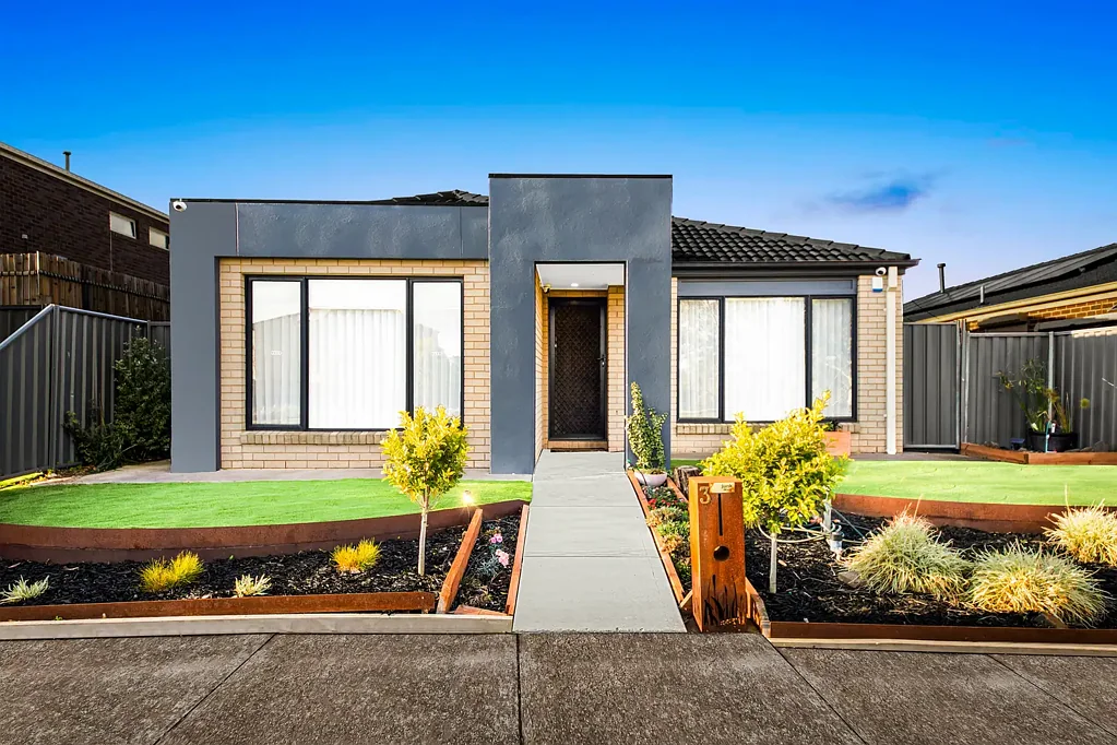 Manor Lakes 4 Bedroom Modern Family Living !! Multiple Living Areas and Prime Wyndham Vale Location!!