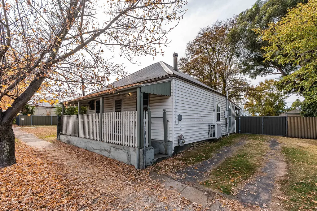 Orange 2房  Updated, Move-In Ready - Walk to Town