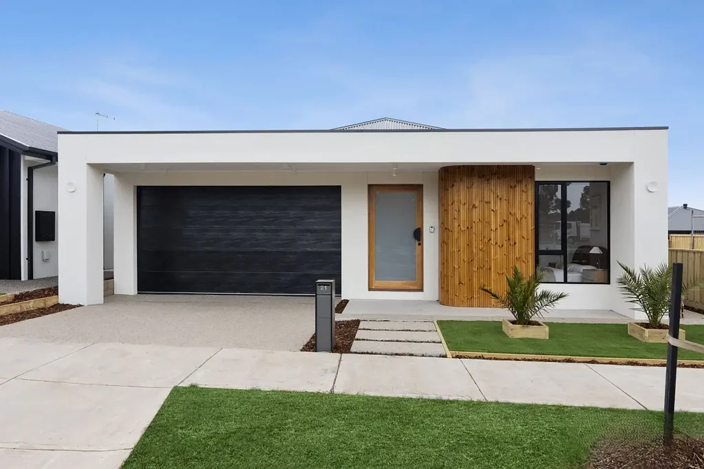 Spacious & Stylish Home in Prime Sunbury Location!