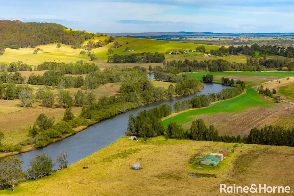 Jaspers Brush Stunning Escarpment Views on 66.4 Acres