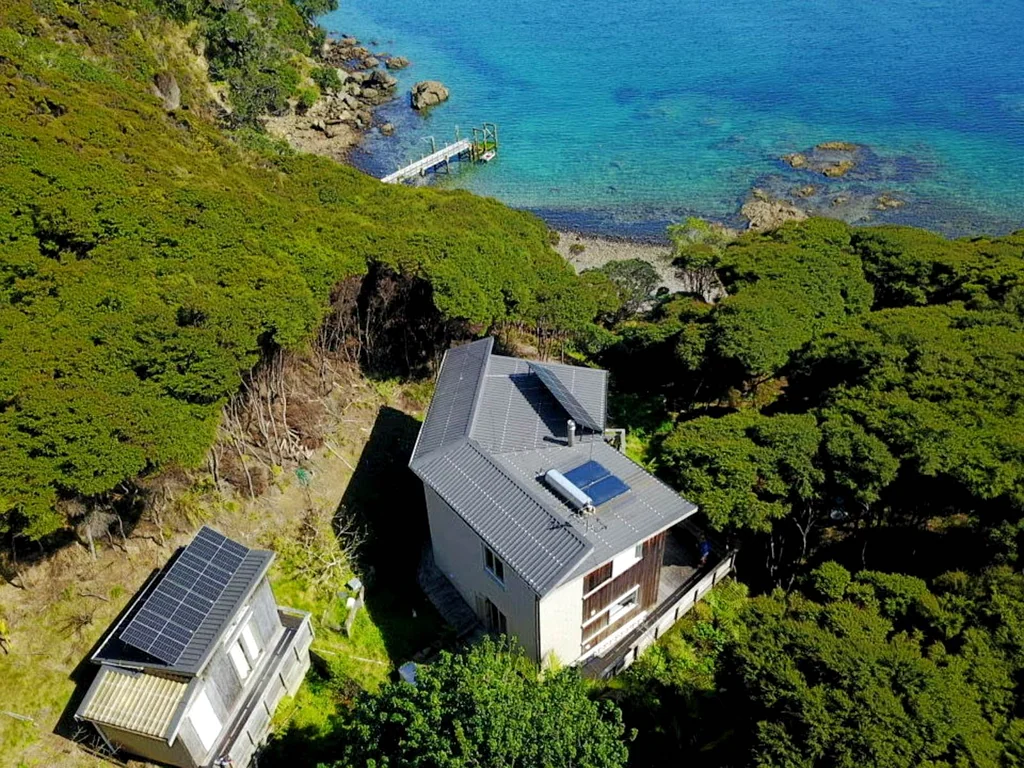 Great Barrier Island 4બેડરૂમ Architectural Retreat with its own Jetty & Mooring