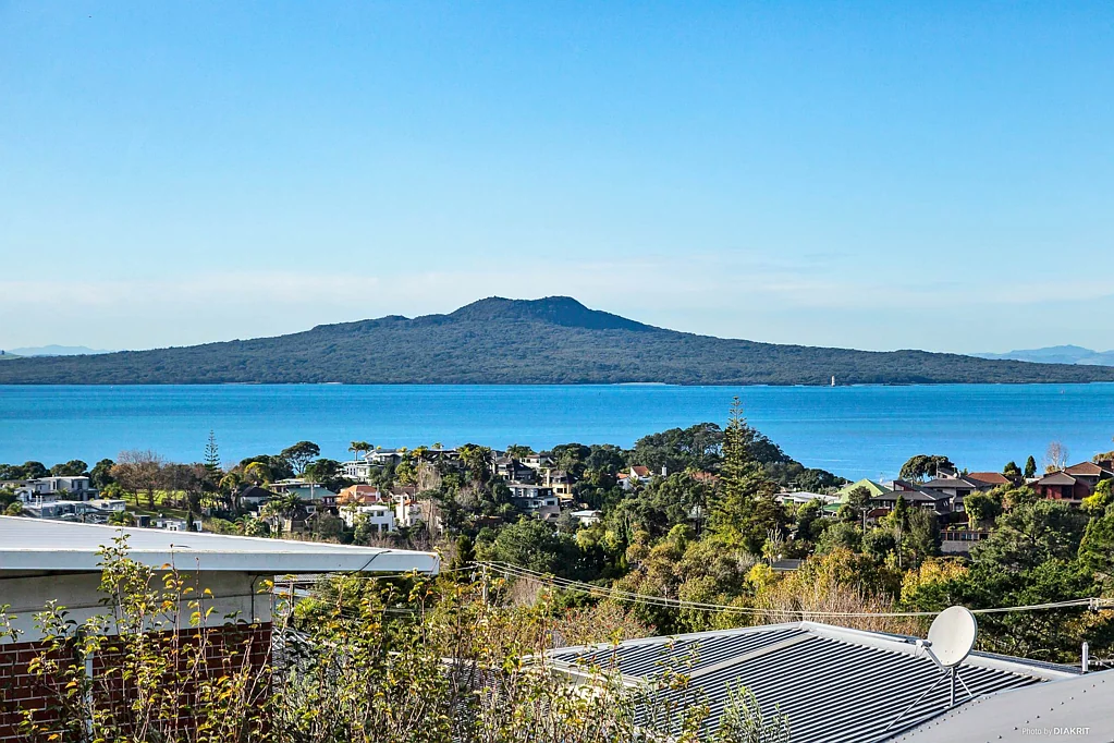 Castor Bay 7房 1,323㎡永久产权+MHS分区，海景住宅+稳定租金收入 Home & Two Incomes with Sea Views on 1,323m² Land