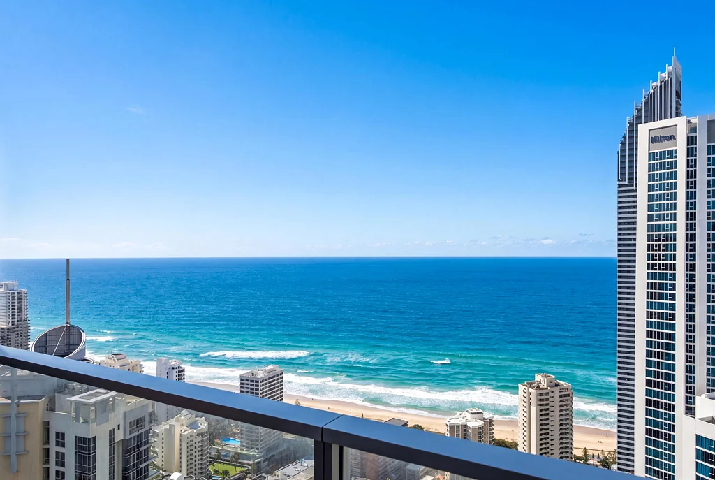 Surfers Paradise 4chambre Superior Value - Sub-Penthouse Style Sky Home with over 200sqm of Family-Sized Living