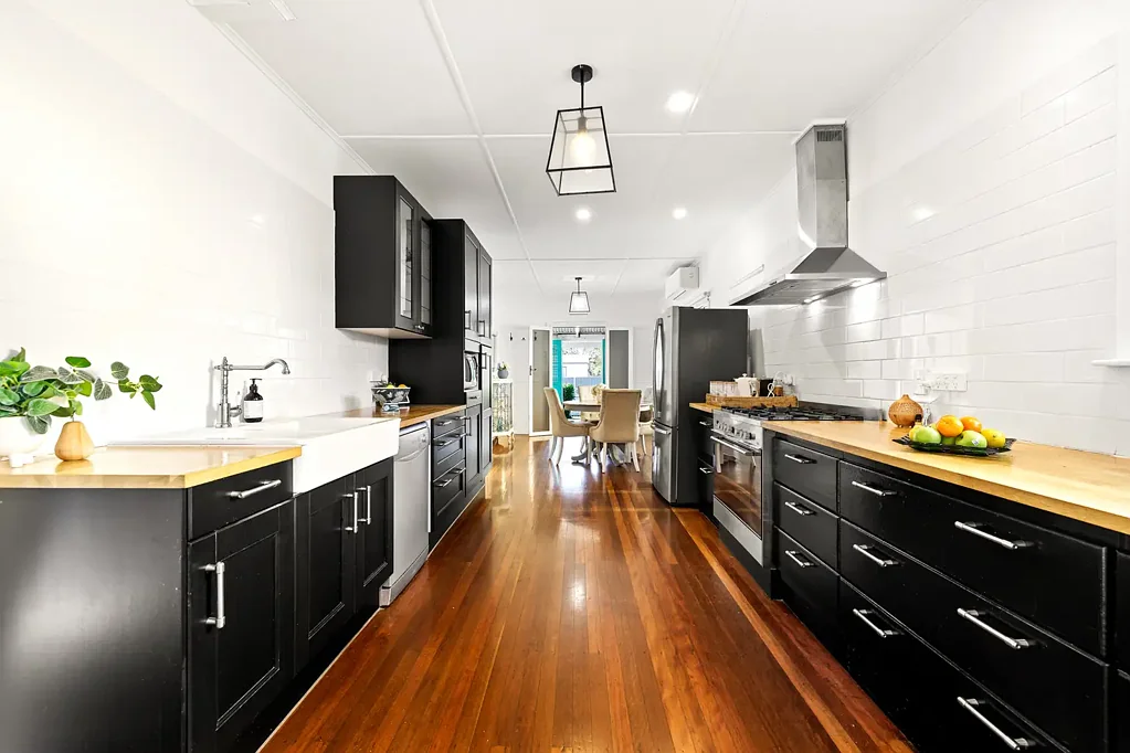 Margate 4chambre Modern Character Low-Set Home - Offering A Coastal Lifestyle