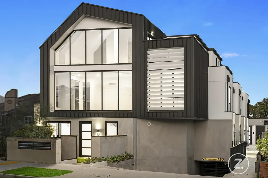Altona North 3房 带3间套间浴室、庭院和安全停车位的建筑设计三层住宅 Architectural Triple Level Living with 3 Ensuites, Courtyard and Secure Parking