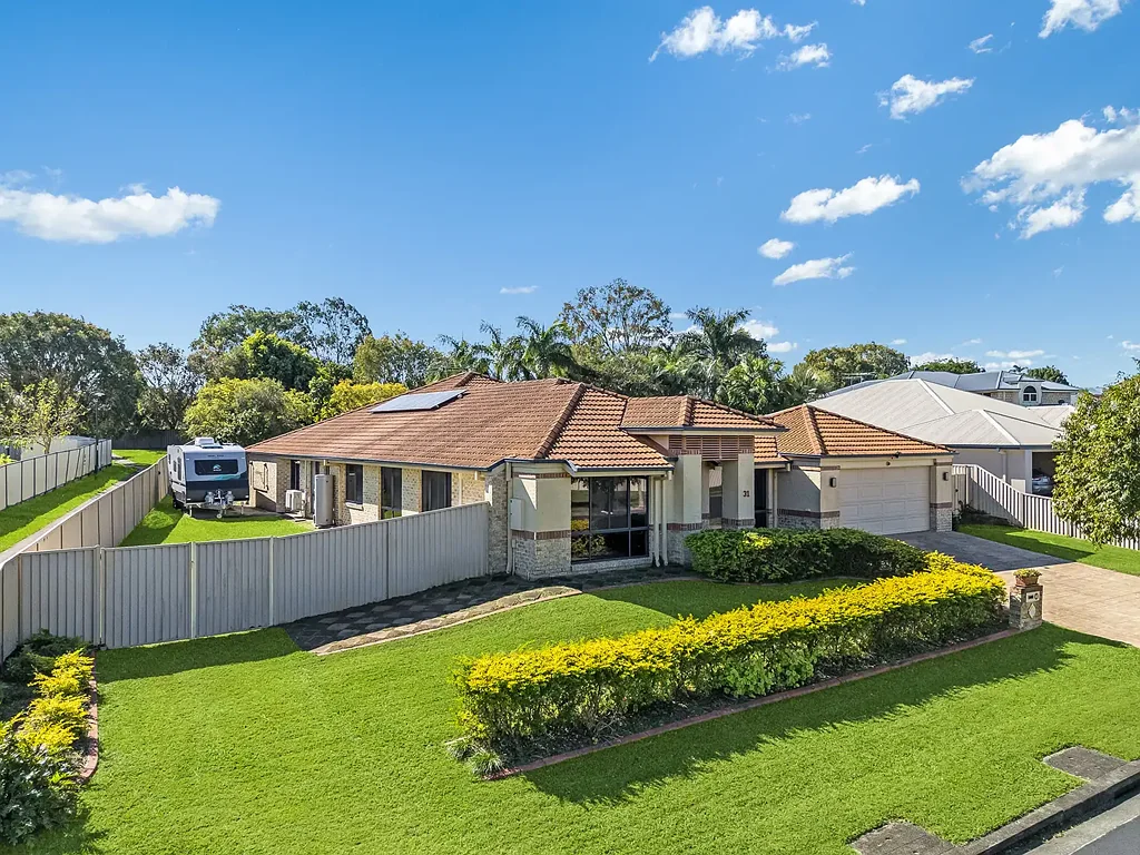 Deception Bay 5ห้องนอน Family Living, Elevated - Dual Living Haven on 1,440m² in North Rise Estate