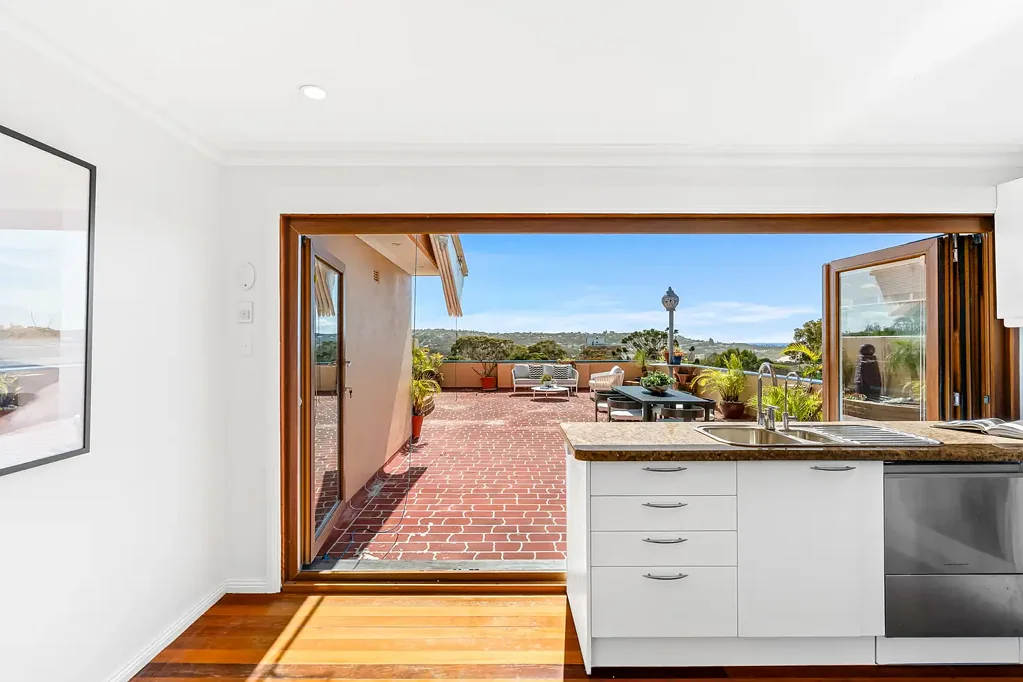 Dee Why 2 Bedroom Rare 181.6sqm Top Floor Apartment with Massive North Facing Rooftop Terrace !!