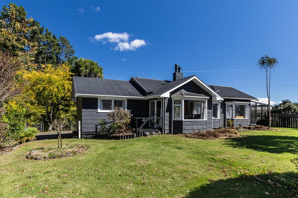 Waiouru Rural living with space, style and a river!