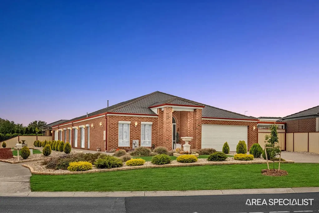 Harkness 4房 四卧宽敞主卧 带步入式衣帽间 独立卫浴 设计师厨房 瀑布石材台面 步入式食品储藏室 多个生活区 家庭影院 宽敞车库 低维护后院 THE BRIEF: Beautiful Family Home with Exceptional Space and Style!