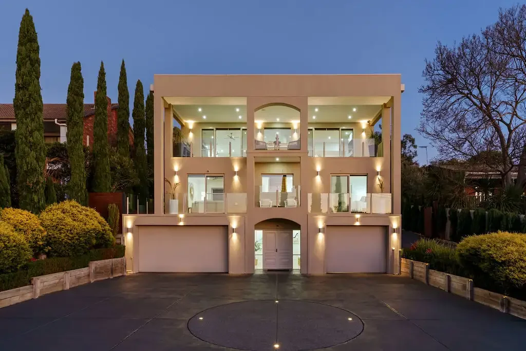 Mount Eliza 6 Bedroom "Where luxury meets the coast-panoramic Port Phillip Bay views await."