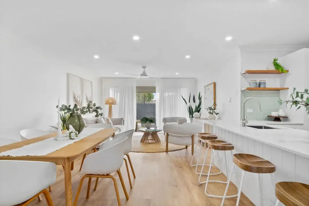 Wakerley 4房 翻新、宽敞的家庭生活，位于宁静的 cul‑de‑sac。 Renovated, spacious family living in a quiet cul‑de‑sac.