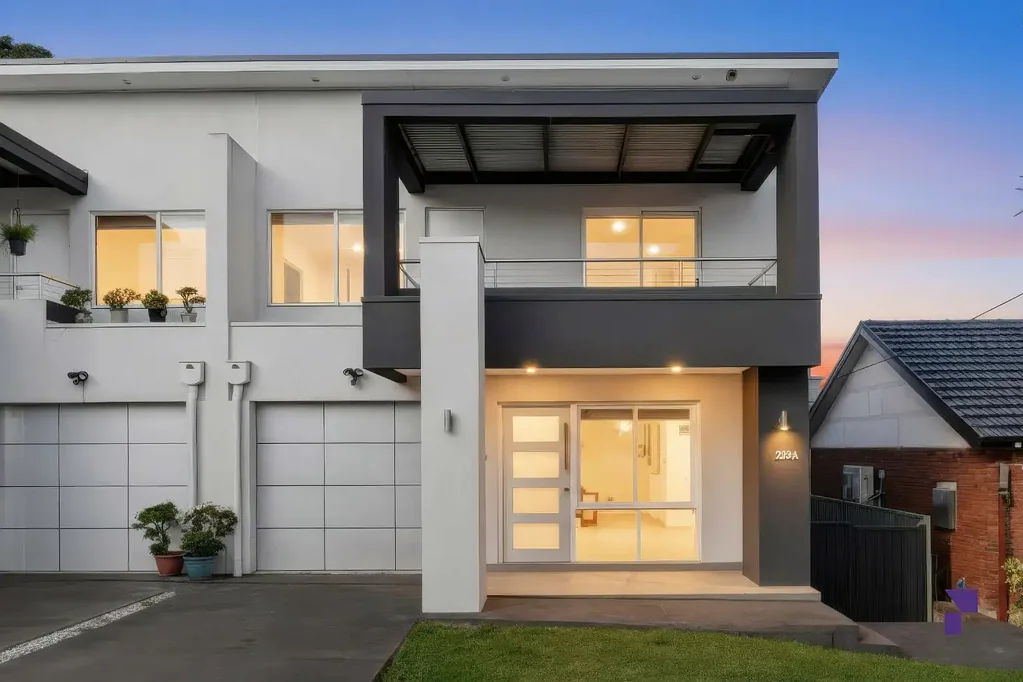 Condell Park 4房 现代双拼别墅带私人庭院，距离日常便利设施仅600米 Contemporary duplex with private yard just 600m from everyday amenities