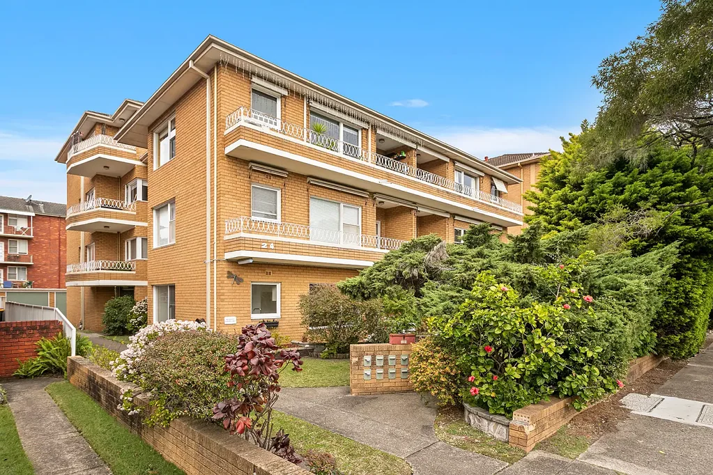 Beautifully Presented Two Bedroom Garden Apartment