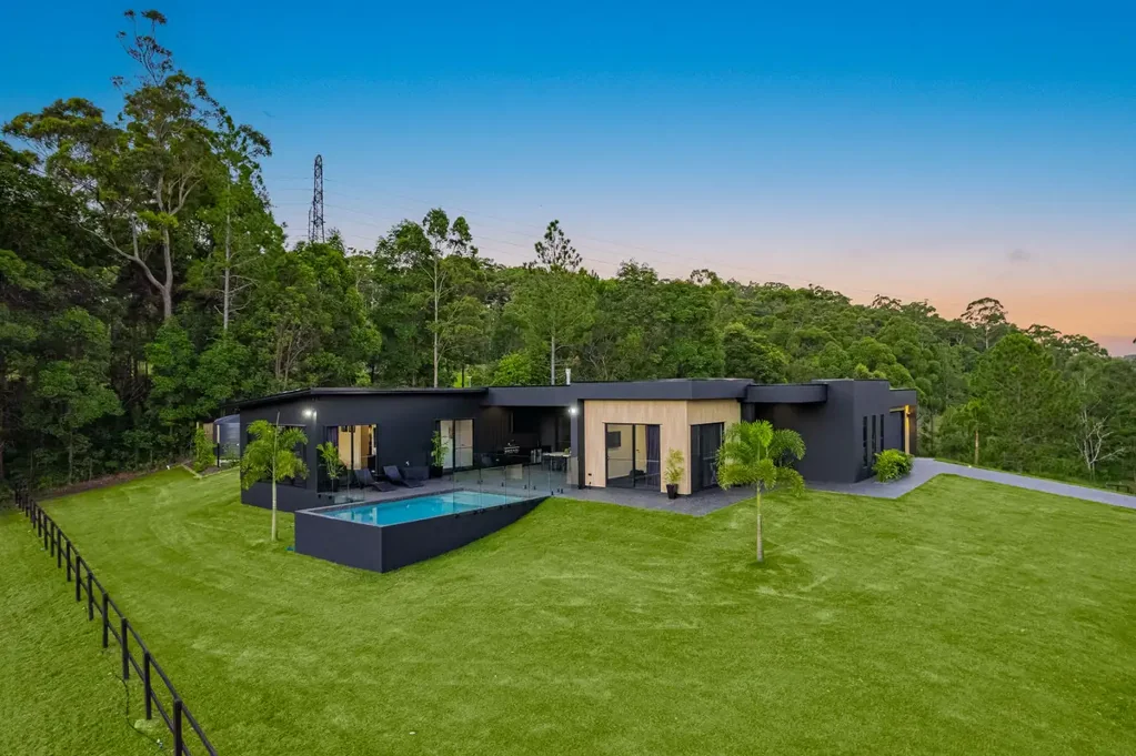 Eudlo 7 Bedroom New New & New